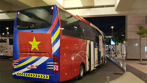 Thầy trò HLV Park Hang Seo được đối thủ đưa đón bằng xe bus có hình quốc kỳ Việt Nam